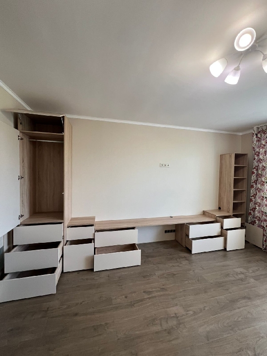 UY_W_55_c Книжный шкаф с распашными дверцами